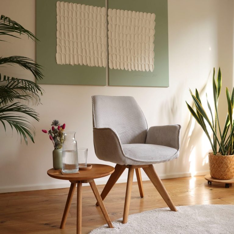 Skizze eines stilisierten Stuhls mit einem Kissen auf einem sanften, aquarellartigen Hintergrund.